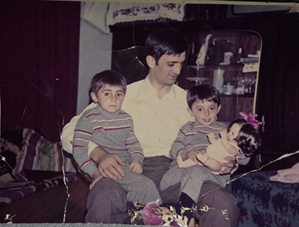 Mein Vater mit meinem Bruder und mir auf seinem Schoß – eine Aufnahme aus unserem Familienalbum.